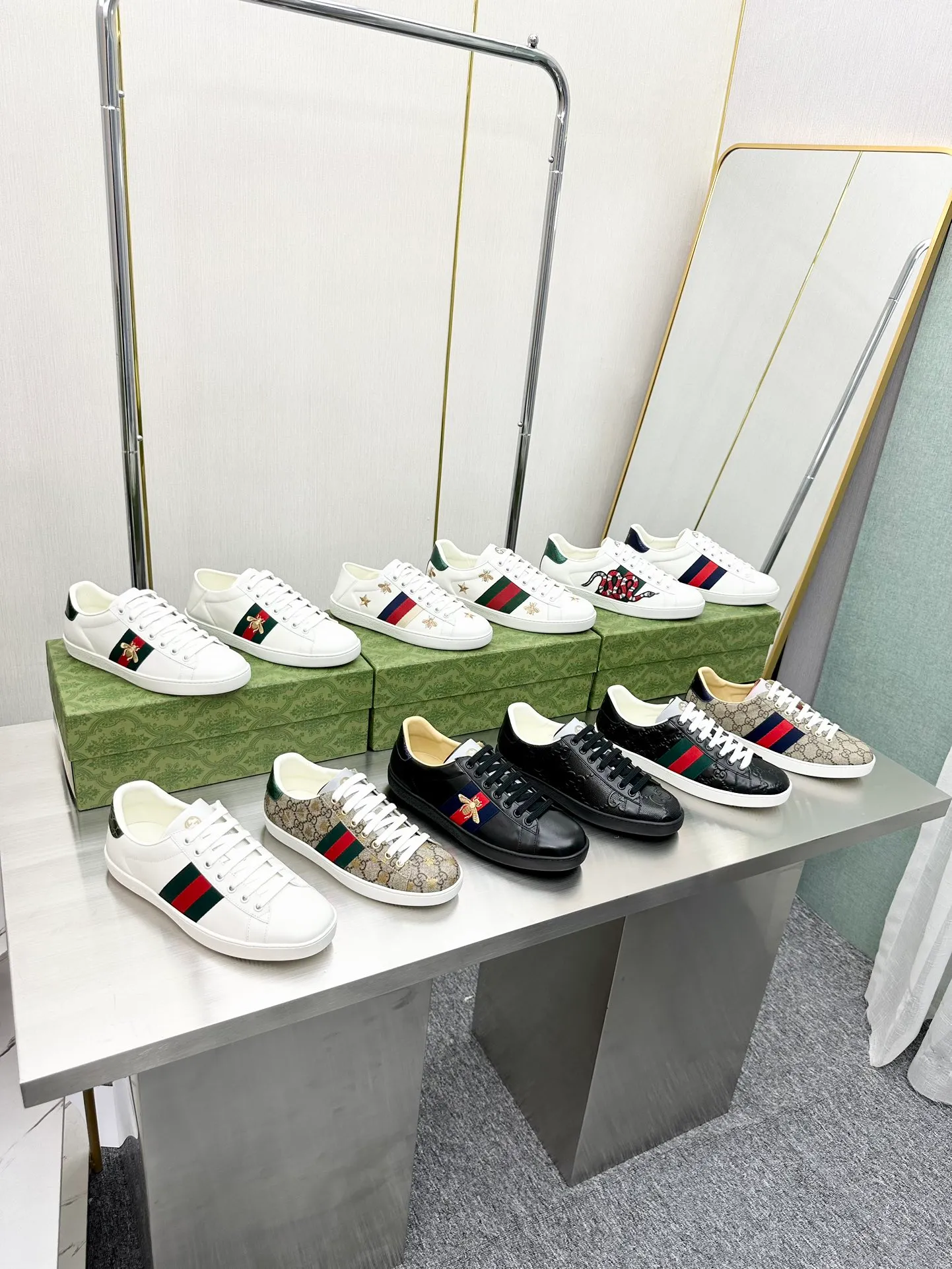 👟👟Ex-factory price 540👟👟 Men's size +10 Top version: Gucci G family classic Ace series Embroidery Little Bee White Shoes Couple Style Ribbon Love Casual Sports Shoes Sneakers Original Purchase Development Production This brand's classic low-top sports shoes interweave golden embroidered bees with red and green webbing. The bee is a classic element of the brand. It appeared in the Gucci ready-to-wear series in the 1970s. Exquisite packaging at the delivery counter🛍📦 ▪️Fabrics: Original custom imported first-layer cowhide ▪️Foots: Original custom cowhide lining ▪️Sole: Original open-molded rubber non-slip material ▪️Sole thickness: 2.5CM ▪️Size: Women's 34-41 (customized 34/41) ▪️Size: Men's 38-46 (38/46 customized)